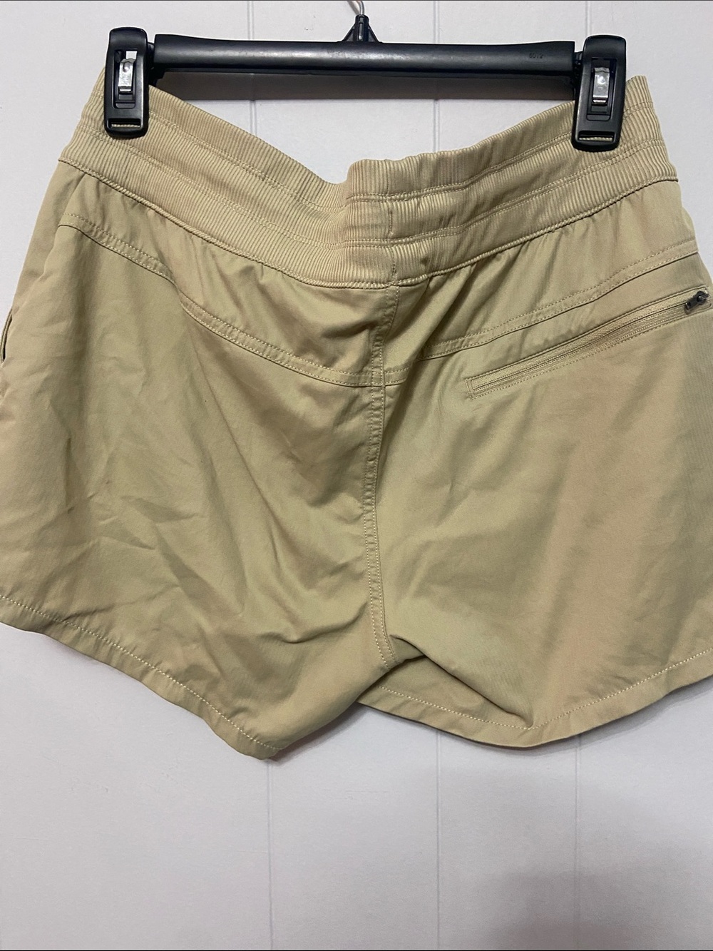 The North Face Women's Drawstring Athletic Shorts in Khaki. Size Medium. - Picture 5 of 6